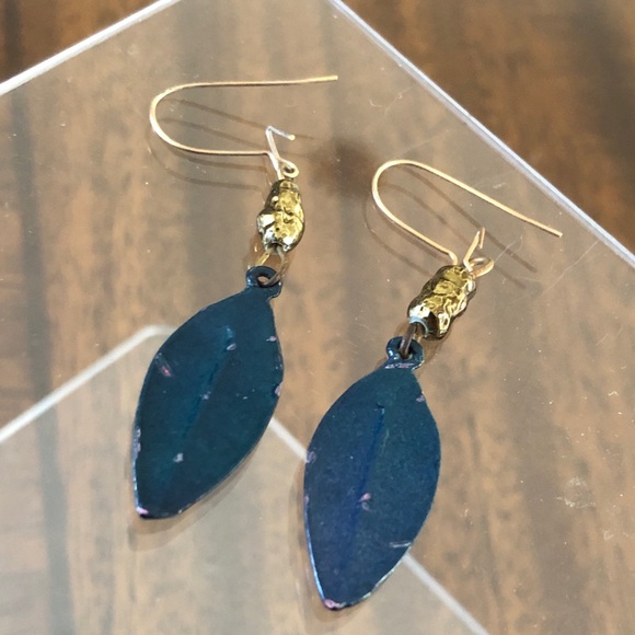 NWOT green closed lock french wire  dimensional leaf earrings - Picture 6 of 12